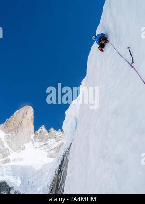 Climber en action Aguja Poincenot, Patagonie, Argentine Banque D'Images