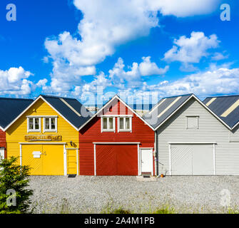 Vue panoramique de maisons en bois colorées dans une rangée, Alnes, Godoya, l'île de Spitsbergen, More og Romsdal County, Norvège Banque D'Images