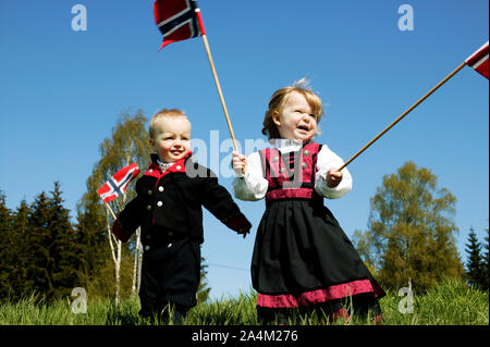 La célébration du 17 mai - les enfants en costumes traditionnels norvégiens. Banque D'Images
