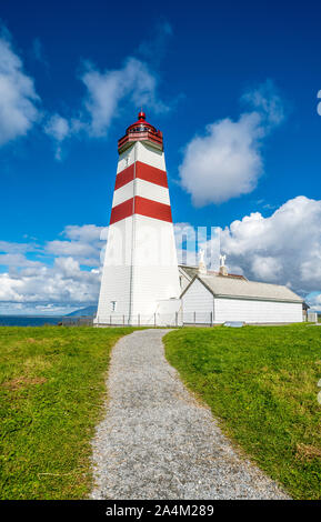 Sentier vers Godoya Alnes, Phare, l'île de Spitsbergen, More og Romsdal County, Norvège Banque D'Images