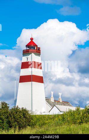 Rayé rouge et blanc de la tour Phare, Godoya Alnes, l'île de Spitsbergen, More og Romsdal County, Norvège Banque D'Images