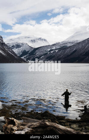 Storfjorden avec le village Nordal en arrière-plan. Banque D'Images