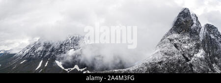 Vue panoramique aérienne de Romsdalshornet montagne dans une mer de nuages, Venjesdalen valley, Andalsnes, More og Romsdal County, Norvège Banque D'Images