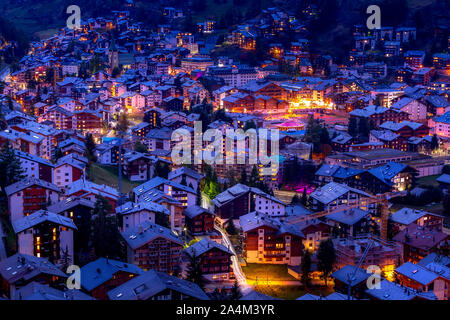 Nuit aérienne vue panoramique sur le village de Zermatt au crépuscule, Suisse, Alpes Suisses Banque D'Images