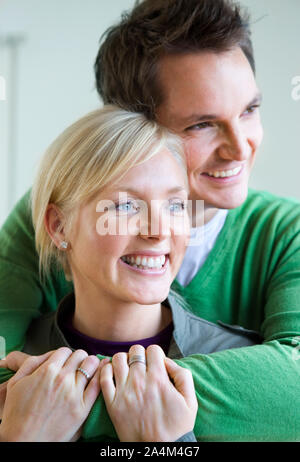 Jeune couple à la télévision. L'achat première maison. L'investissement. Banque D'Images