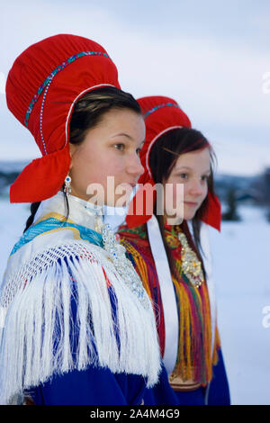 Les jeunes filles qui fréquentent l'Laplander mariage. Lapp / Lapons / Laplander / Lapplander Lapplanders Lapons / / / / Sami même à Karasjok, Laponie / Lapplan Banque D'Images