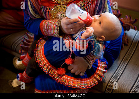 Laplander mère nourrir bébé. Lapp / Lapons / Laplander / Lapplander Lapplanders Lapons / / / / Même sami de Kautokeino, Laponie / Laponie Banque D'Images