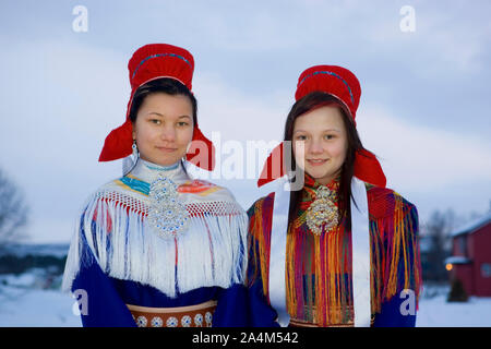 Portraits de jeunes filles fréquentant Laplander mariage. Lapp / Lapons / Laplander / Lapplander Lapplanders Lapons / / / / Sami même à Karasjok, Lapl Banque D'Images