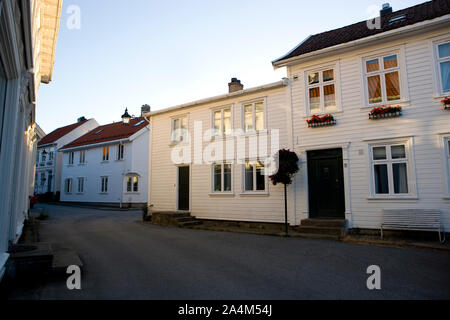 Maisons au bord d'une rue à l'ouest de l'état du Sørlandet. Banque D'Images