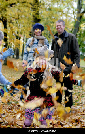 Family enjoying autumn Banque D'Images