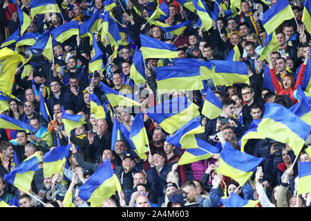 Kiev, Ukraine - le 14 octobre 2019 : les supporters ukrainiens montrent leur soutien au cours de l'UEFA EURO 2020 Ukraine match de qualification contre le Portugal à NSK Olimpiyskyi stadium de Kiev, Ukraine Banque D'Images