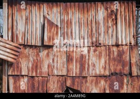 Old weathered corrodés rusty tin surface du mur décoratifs libre comme grunge background Banque D'Images