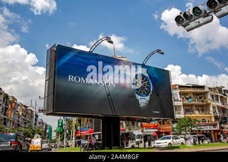 Une marque de Romanson watch, faite en Corée du Sud, est affichée sur un grand panneau publicitaire en plein air au-dessus d'une rue de ville de Phnom Penh, Cambodge. Banque D'Images