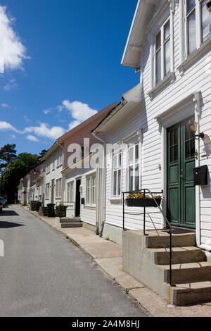 Maisons au bord d'une rue à l'ouest de l'état du Sørlandet. Banque D'Images