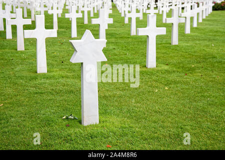 Des croix blanches, Étoile de David, cimetière américain de Normandie ; 9 387 tombes militaires morts ; 1944 ; les opérations du Jour J ; sombre, la guerre, LA DEUXIÈME GUERRE MONDIALE ; Colleville-sur Banque D'Images