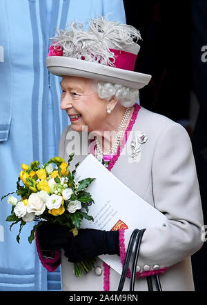 La reine Elizabeth II, accompagnée de la duchesse de Cornouailles, est présenté avec un bouquet de fleurs à la fin d'un service à l'abbaye de Westminster à Londres pour célébrer 750 ans de Édouard le Confesseur de l'église d'origine fut reconstruit sous le règne du Roi Henry III. Banque D'Images