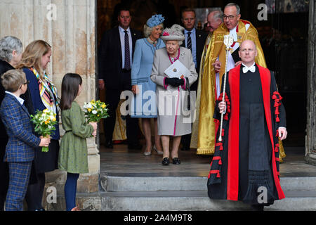 La reine Elizabeth II, accompagnée de la duchesse de Cornouailles, est présenté avec un bouquet de fleurs à la fin d'un service à l'abbaye de Westminster à Londres pour célébrer 750 ans de Édouard le Confesseur de l'église d'origine fut reconstruit sous le règne du Roi Henry III. Banque D'Images