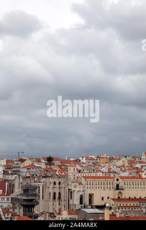 Vues des toits de Elevador Castelo à Lisbonne, Portugal Banque D'Images