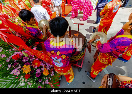 Un groupe de jeunes garçons jouent des tambours traditionnels chinois à une nouvelle ouverture de magasin de détail chinois dans la région de Olympic Mall à Phnom Penh, Cambodge. Banque D'Images