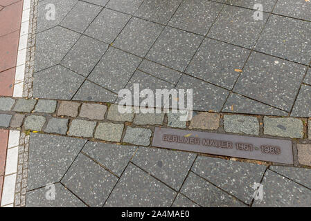 Plaque dans le plancher de la Potsdamer Platz indique le moment où le célèbre mur de Berlin, Allemagne, est décédé Banque D'Images