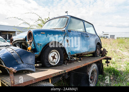 Voiture voyageurs chargés sur un camion de remorquage pour le transport Banque D'Images