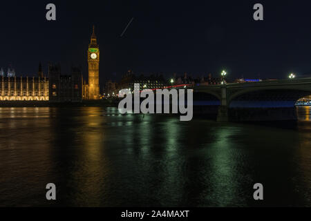 London / United Kingdom - 25 mars 2017 - une exposition longue de tamise et sur le pont de Westminster Banque D'Images