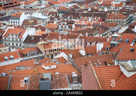 Vues des toits de Elevador Castelo à Lisbonne, Portugal Banque D'Images