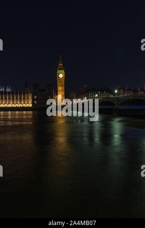 London / United Kingdom - 25 mars 2017 - une exposition longue de tamise et sur le pont de Westminster Banque D'Images