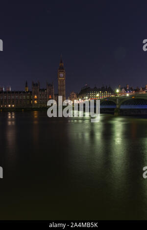 London / United Kingdom - 25 mars 2017 - une exposition longue de tamise et sur le pont de Westminster. Feux de Westminster désactivé f Banque D'Images