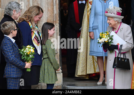 La reine Elizabeth II, accompagnée de la duchesse de Cornouailles, est présenté avec un bouquet de fleurs à la fin d'un service à l'abbaye de Westminster à Londres pour célébrer 750 ans de Édouard le Confesseur de l'église d'origine fut reconstruit sous le règne du Roi Henry III. PA Photo. Photo date : mardi 15 octobre, 2019. Voir PA histoire ROYAL Queen. Crédit photo doit se lire : Paul Ellis/PA Wire Banque D'Images