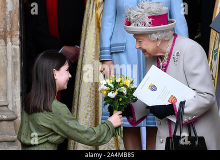 La reine Elizabeth II, accompagnée de la duchesse de Cornouailles, est présenté avec un bouquet de fleurs à la fin d'un service à l'abbaye de Westminster à Londres pour célébrer 750 ans de Édouard le Confesseur de l'église d'origine fut reconstruit sous le règne du Roi Henry III. PA Photo. Photo date : mardi 15 octobre, 2019. Voir PA histoire ROYAL Queen. Crédit photo doit se lire : Paul Ellis/PA Wire Banque D'Images