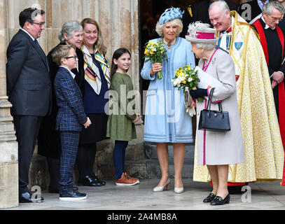 La reine Elizabeth II, accompagnée de la duchesse de Cornouailles, les deux sont présentés avec un bouquet de fleurs à la fin d'un service à l'abbaye de Westminster à Londres pour célébrer 750 ans de Édouard le Confesseur de l'église d'origine fut reconstruit sous le règne du Roi Henry III. PA Photo. Photo date : mardi 15 octobre, 2019. Voir PA histoire ROYAL Queen. Crédit photo doit se lire : Paul Ellis/PA Wire Banque D'Images