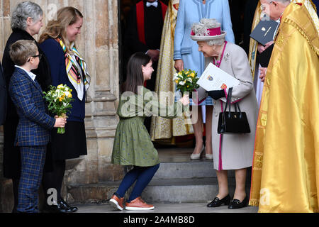 La reine Elizabeth II, accompagnée de la duchesse de Cornouailles, est présenté avec un bouquet de fleurs à la fin d'un service à l'abbaye de Westminster à Londres pour célébrer 750 ans de Édouard le Confesseur de l'église d'origine fut reconstruit sous le règne du Roi Henry III. PA Photo. Photo date : mardi 15 octobre, 2019. Voir PA histoire ROYAL Queen. Crédit photo doit se lire : Paul Ellis/PA Wire Banque D'Images