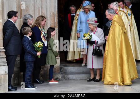 La reine Elizabeth II, accompagnée de la duchesse de Cornouailles, est présenté avec un bouquet de fleurs à la fin d'un service à l'abbaye de Westminster à Londres pour célébrer 750 ans de Édouard le Confesseur de l'église d'origine fut reconstruit sous le règne du Roi Henry III. PA Photo. Photo date : mardi 15 octobre, 2019. Voir PA histoire ROYAL Queen. Crédit photo doit se lire : Paul Ellis/PA Wire Banque D'Images