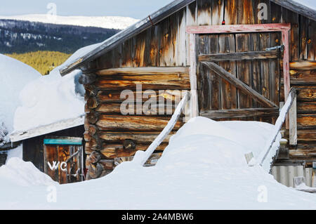 Ancienne ferme rustique - la grange - pont de toits couverts de neige en Norvège Banque D'Images