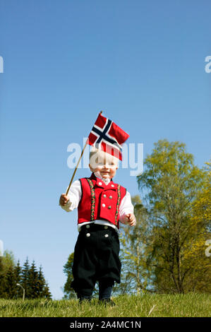 La célébration du 17 mai - garçon en costume traditionnel norvégien. Banque D'Images