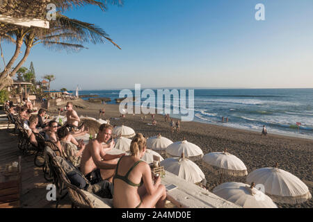 Foule sur la populaire plage d'Echo à Canggu, Bali Banque D'Images