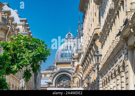 Palais des dépôts et des envois à Bucarest, Roumanie. Cce Palace sur une journée ensoleillée avec un ciel bleu à Bucarest, Roumanie. Banque D'Images