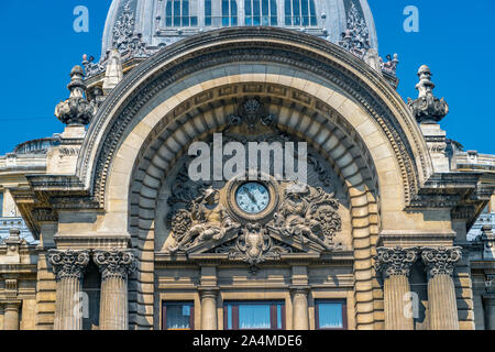 Palais des dépôts et des envois à Bucarest, Roumanie. Cce Palace sur une journée ensoleillée avec un ciel bleu à Bucarest, Roumanie. Banque D'Images