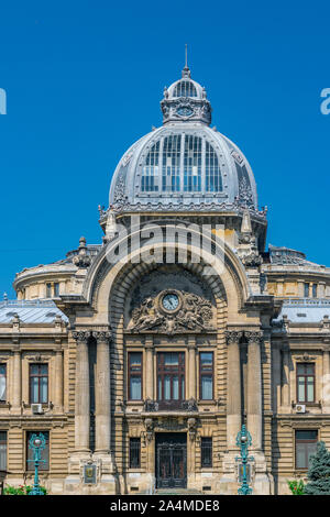 Palais des dépôts et des envois à Bucarest, Roumanie. Cce Palace sur une journée ensoleillée avec un ciel bleu à Bucarest, Roumanie. Banque D'Images