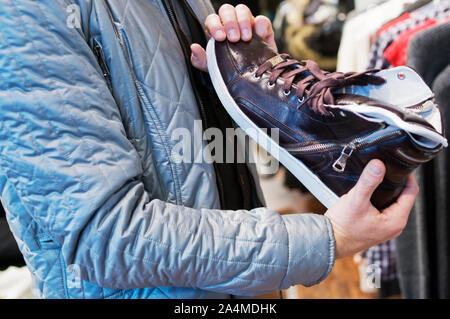 Man shopping en Norvège Banque D'Images