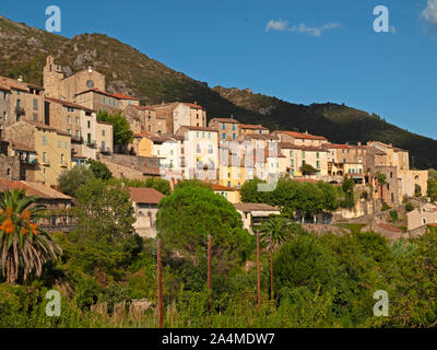 Le beau village de Roquebrun Banque D'Images