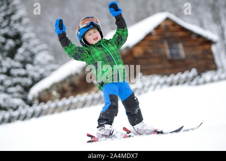 Portrait d'enfant dans la neige ski Banque D'Images