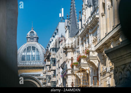 Bucarest, Roumanie - 27 juillet, 2019 : Palais des dépôts et des envois à Bucarest, Roumanie. Cce Palace sur une journée ensoleillée avec un bl Banque D'Images