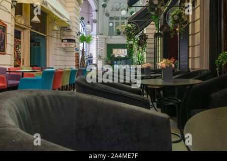 Bucarest, Roumanie - 27 juillet, 2019 : Restaurants à l'Macca Villacrosse - un passage en forme de fourche, en verre jaune couvert d'arcades, dans le centre de Bucha Banque D'Images