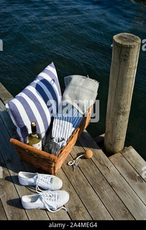 Bouteille de vin et panier sur une jetée Banque D'Images