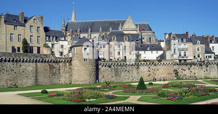 Mur de la ville médiévale / remparts et touristes marcher dans le Jardin des Remparts / Jardins de la ville de Vannes, Morbihan, Bretagne, France Banque D'Images