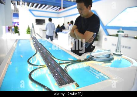 Shenzhen, la province chinoise du Guangdong. 15 Oct, 2019. Un visiteur regarde le modèle d'un pont sur la mer à la région de la baie de Hangzhou à l'économie maritime de la Chine 2019 Expo à Shenzhen, province du Guangdong en Chine du sud, le 15 octobre 2019. L'expo, sous le thème "Partager les opportunités de l'économie bleue, la construction d'un avenir commun,' a ouvert ici mardi. Il a attiré plus de 450 entreprises et institutions de participer et devrait présenter les réalisations de la Chine dans l'économie maritime et les derniers progrès dans l'industrie maritime mondiale. Credit : Mao Siqian/Xinhua/Alamy Live News Banque D'Images