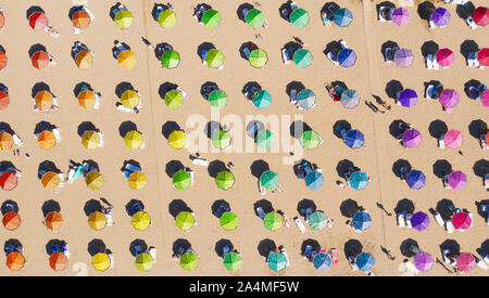 Vue aérienne d'une plage de sable fin et un parasol avec sunumbrellas. Banque D'Images