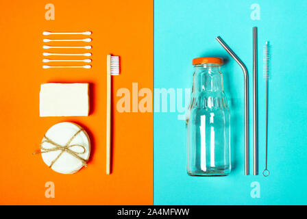 Ensemble d'articles réutilisables pour un mode de vie respectueux de l'environnement. Brosse à dents en bambou et coton Eco pads, bouteille de verre pour l'eau, le métal des tubes. Concept zéro déchet, plastique, produits bio, eco-friendly shopping Banque D'Images